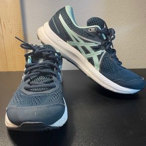 ASICS Gel coated 7. Size 8.5 women